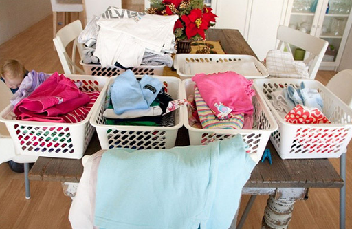 Phân loại quần áo theo màu sắc và chất liệu khi giặt ủi tại Giặt ủi 247