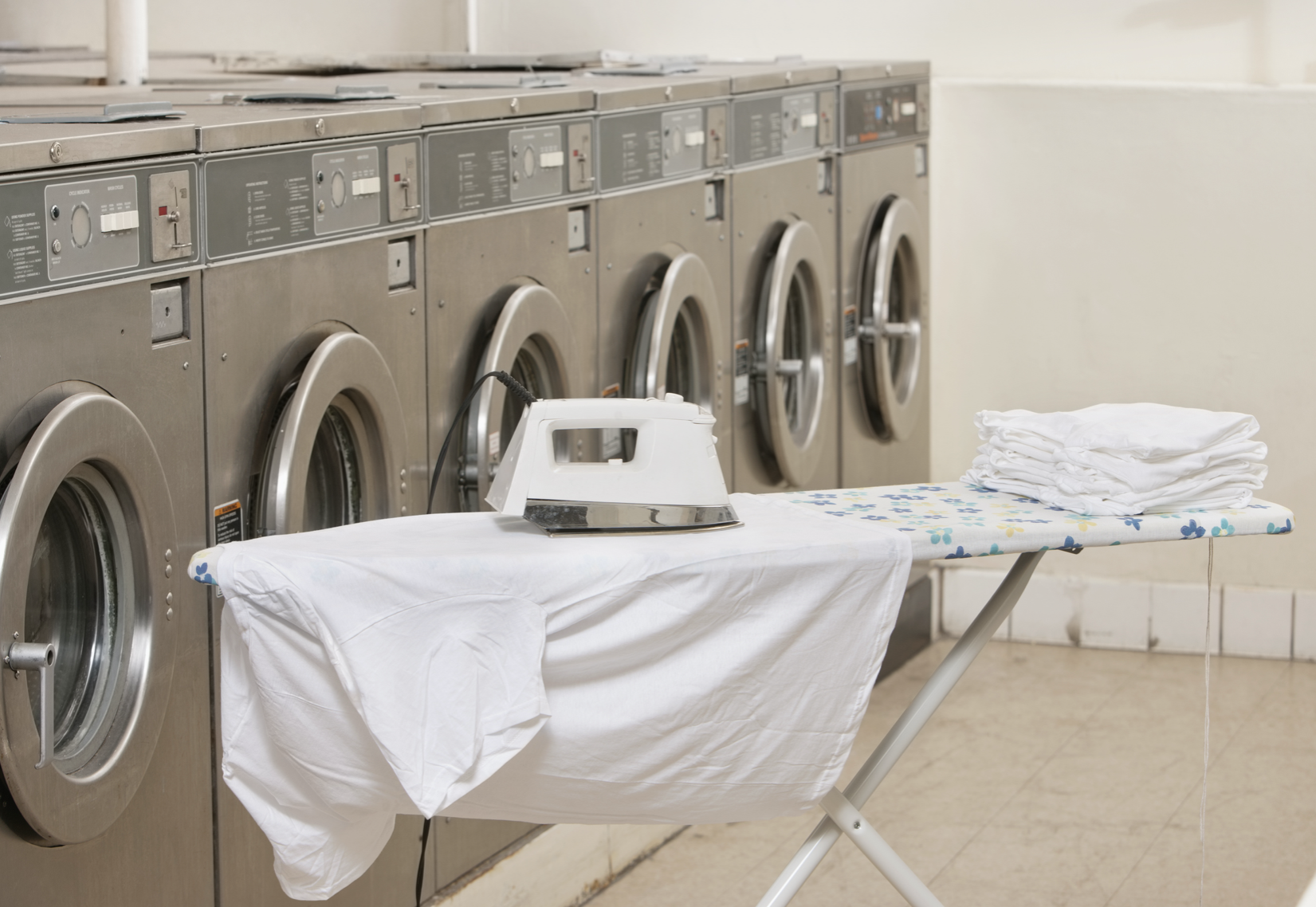 Giặt ủi quần áo sạch sẽ - phẳng phiu như giặt ở tiệm